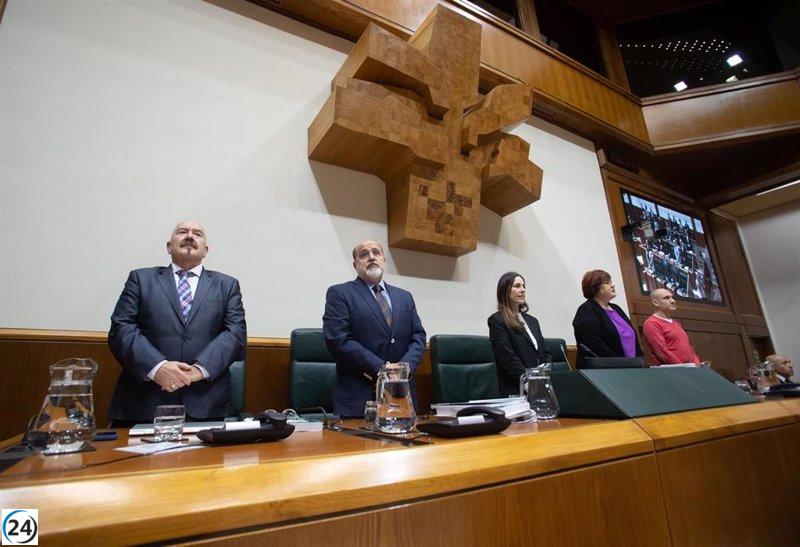 Diputados del Parlamento Vasco honran a Iván Illarramendi en emotivo minuto de silencio.