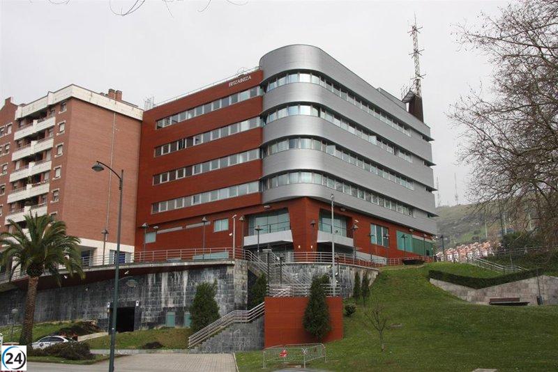 Manifestantes en Bilbao detenidos por ataque brutal a un joven, arrojándolo desde su propio hogar.