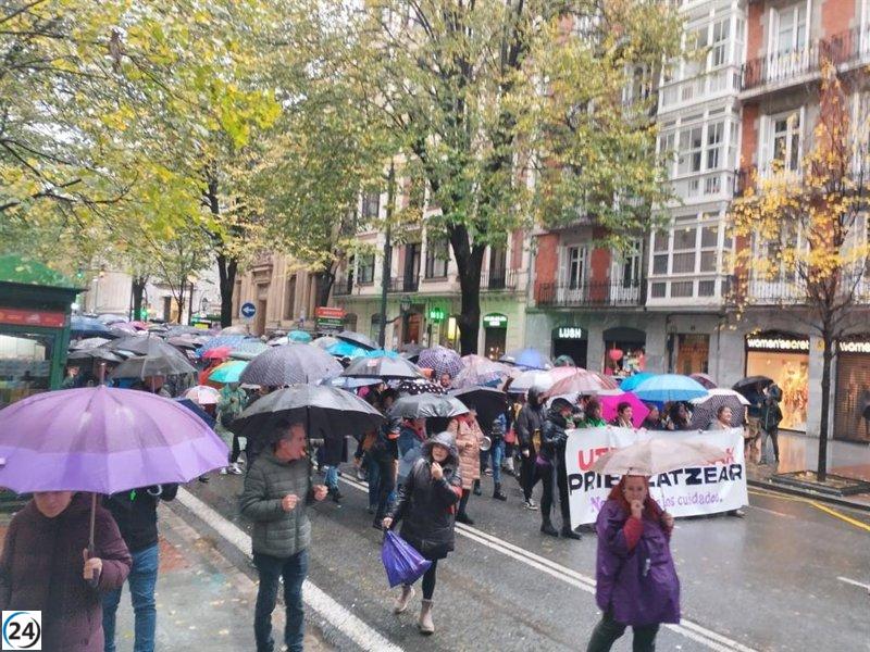 La huelga feminista desata piquetes informativos y una cacelorada en la Gran Vía de Bilbao frente a Diputación.