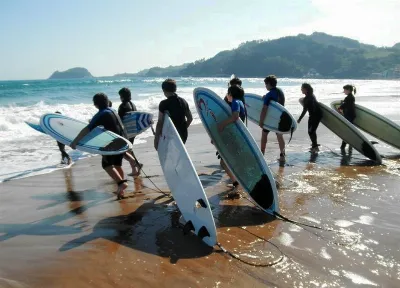Surf y cuerpo en las playas de Zarautz