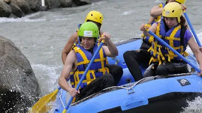 Descubre el rafting en las aguas bravas del río Urumea
