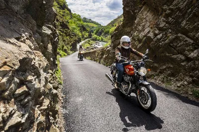 Los mejores recorridos en moto de los Pirineos vascos