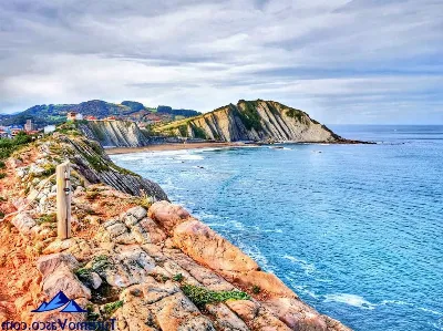 Conoce los acantilados de la costa del País Vasco en barco