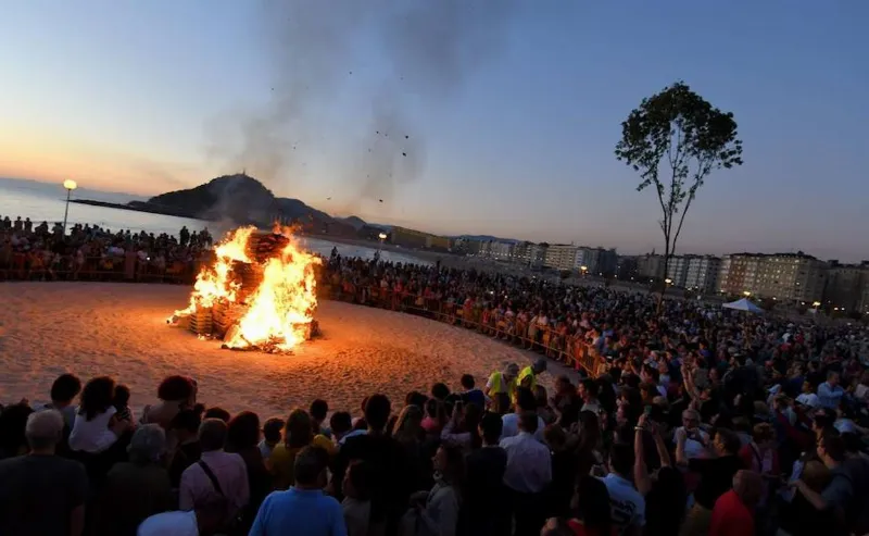 La noche de San Juan en la costa vasca