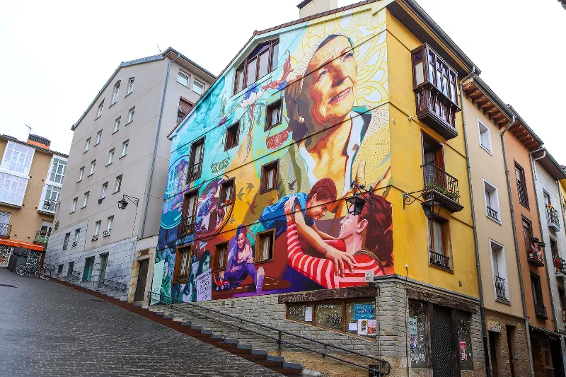 De pintxos y arte urbano: una ruta por las calles de Vitoria
