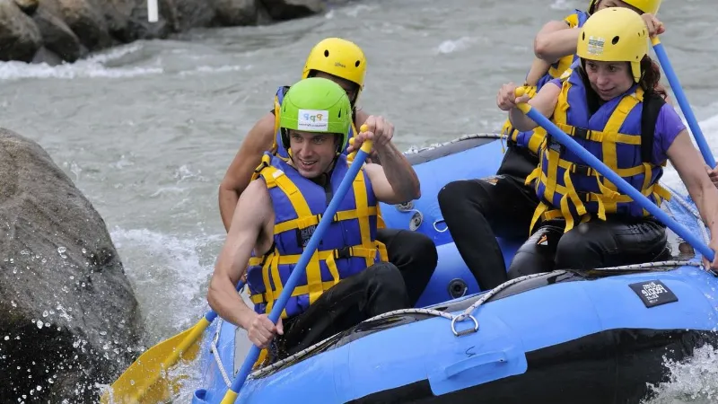 Descubre el rafting en las aguas bravas del río Urumea
