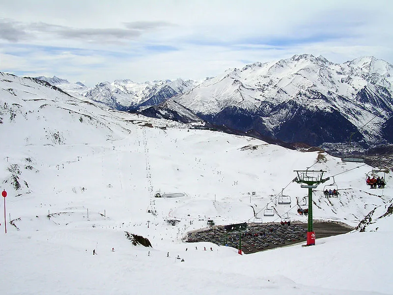 Un día emocionante de snowboard en la estación de esquí de Formigal